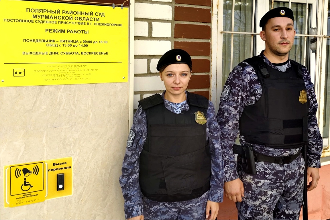 Жительница Снежногорска после сдачи крови упала в обморок на улице и в подъезде — на помощь пришли очевидцы-приставы