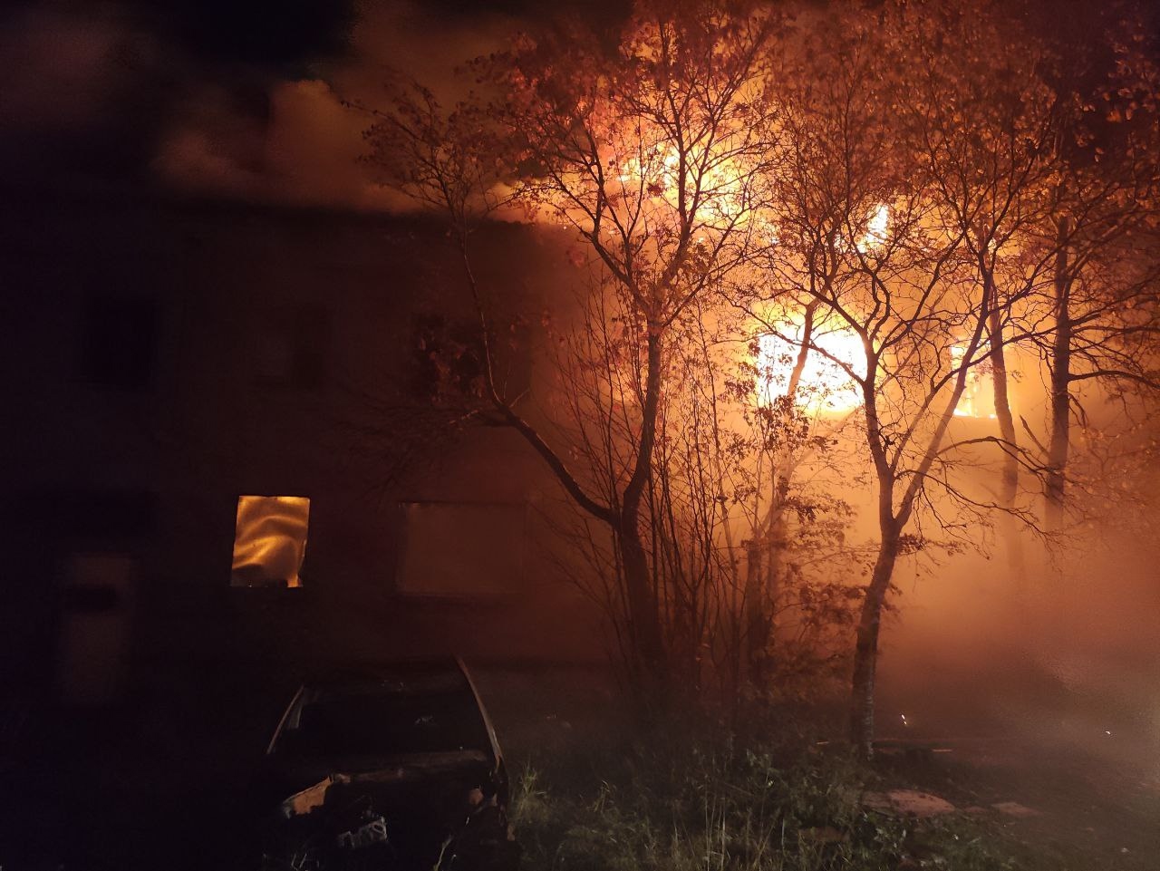 Два горящих кирпичных дома в Молочном почти пять часов тушили 18 пожарных