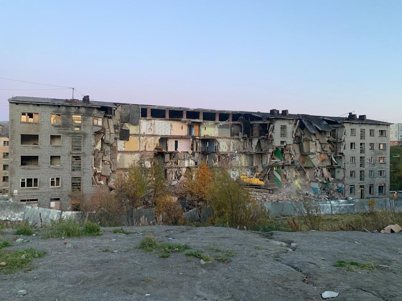 В Полярном в 2025 году снесут три аварийных дома — работы уже начались