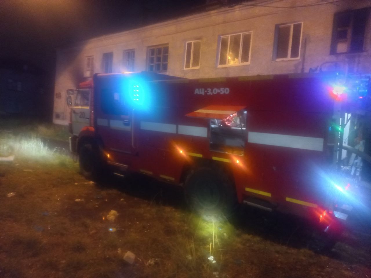 «Третий день подряд»: в Молочном вновь загорелся нежилой кирпичный дом по ул. Рыбников