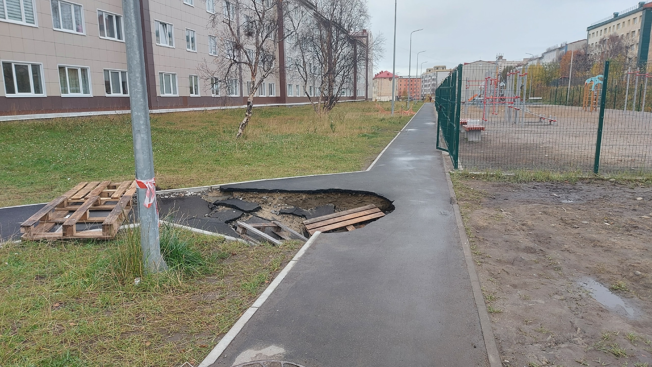 «Без освещения и со смертельными ловушками»: в Гаджиево на повороте у школы провалился тротуар