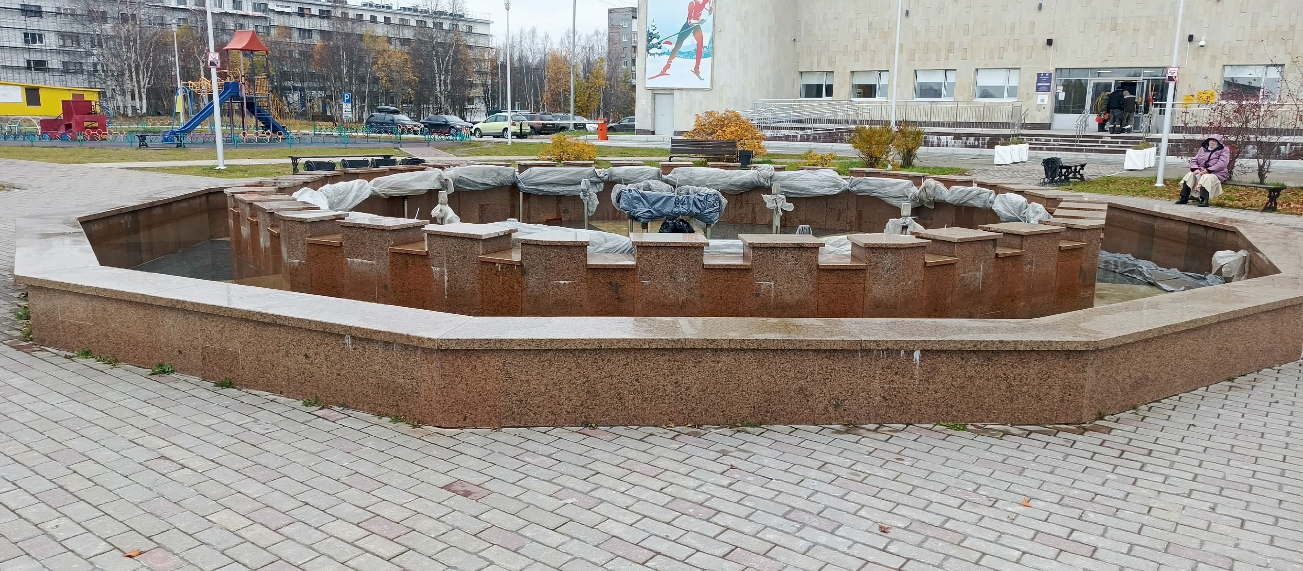 Проработал рекордные 144 дня: фонтан в Апатитах «консервируют» на зиму