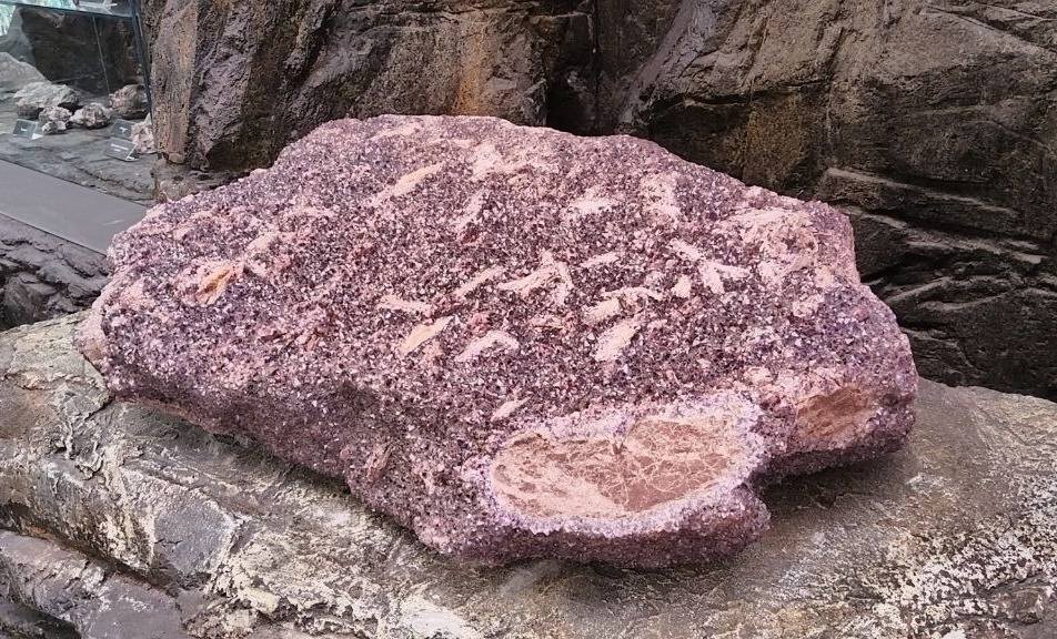 Фиолетовый аметист и огненный эвдиалит: в музее Кировска расскажут о загадочных названиях минералов