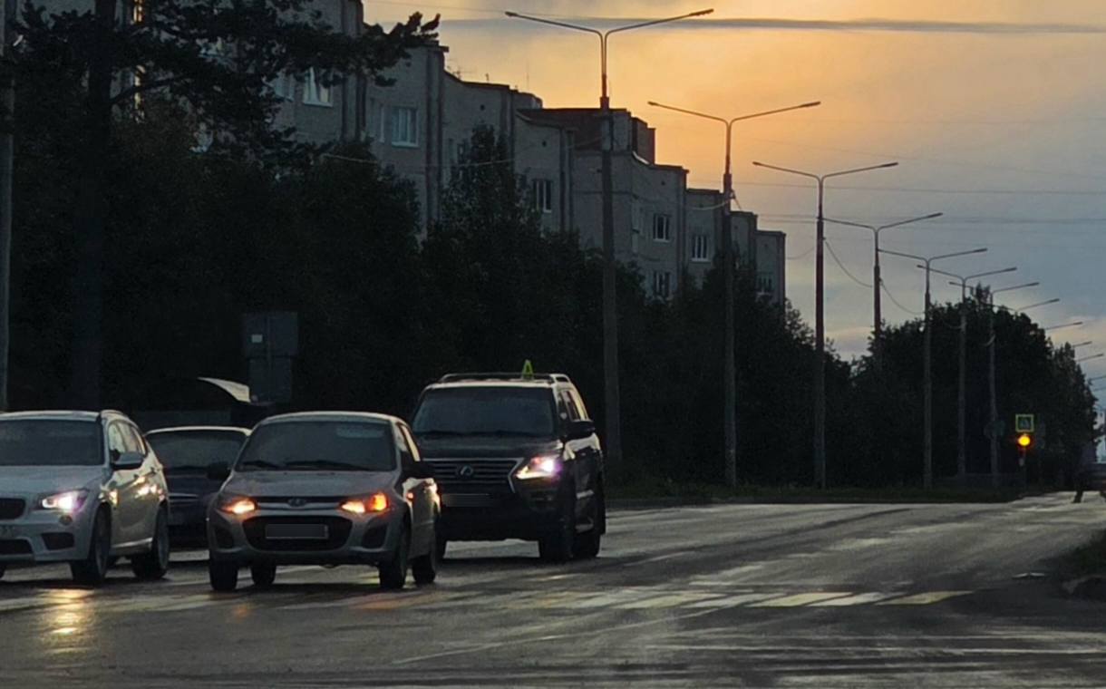 Автобусные остановки в Апатитах оборудуют новыми павильонами с каленым стеклом и видеокамерами