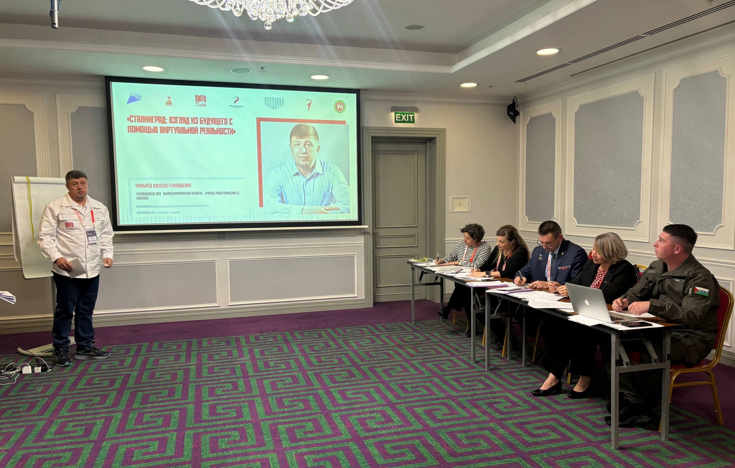 Учитель из Апатитов стал победителем всероссийского конкурса в номинации «Наставник-лидер»