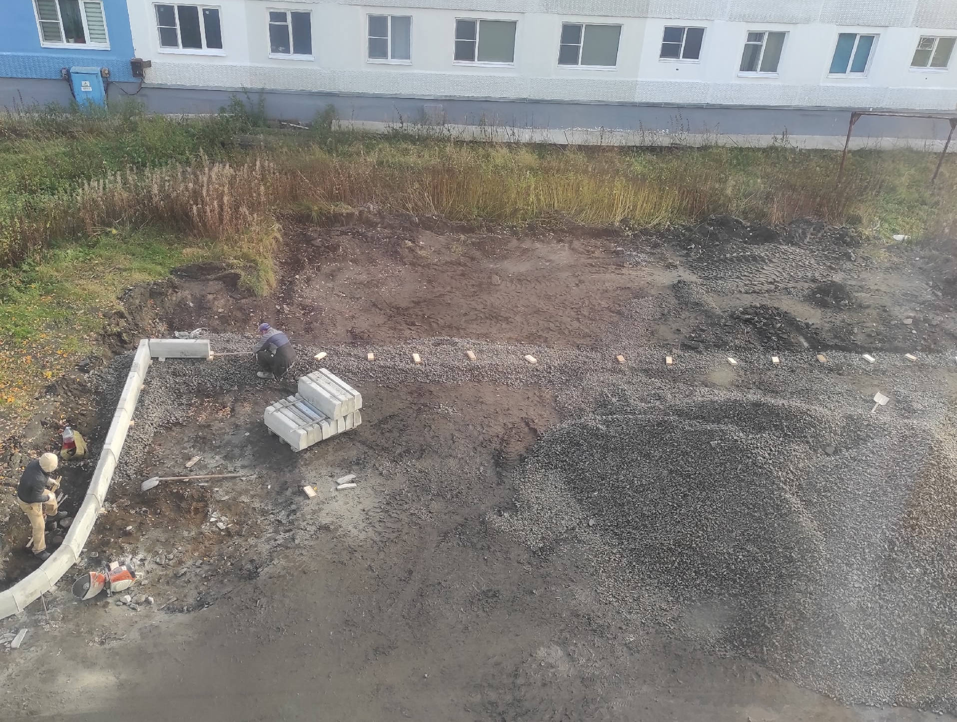 «Атакуют бордюрами»: в Полярном возмутились уменьшенной наполовину парковкой во дворе дома