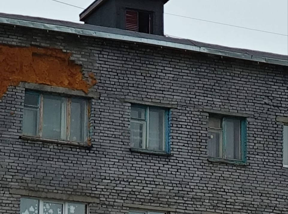 В Кировске рассказали о доме с «самым опасным фасадом», где 3 года назад начали падать кирпичи