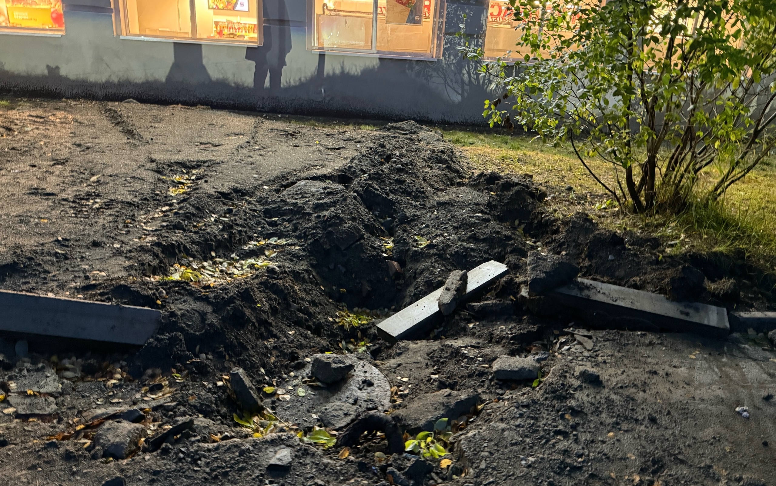 «Берегите ноги и руки»: в Печенгском округе просят закопать траншею рядом с клубом «Дети войны»