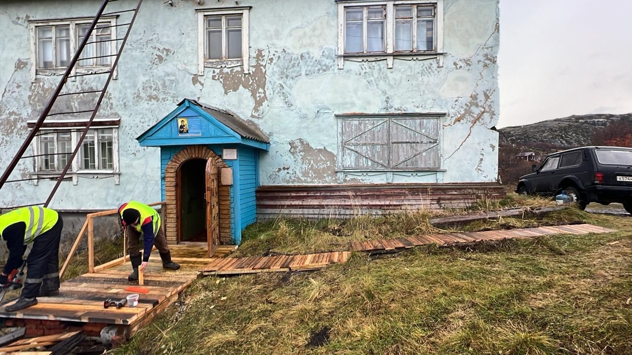 В Лодейном обустроили подмостки к православному приходу