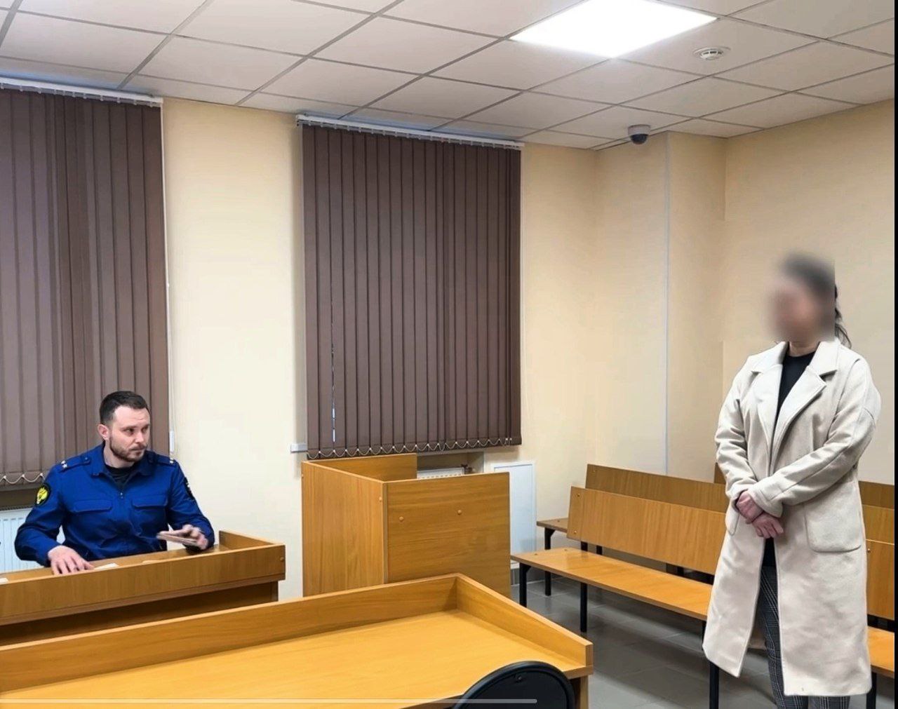 В Оленегорске обвиняемую в убийстве соседа взяли под стражу