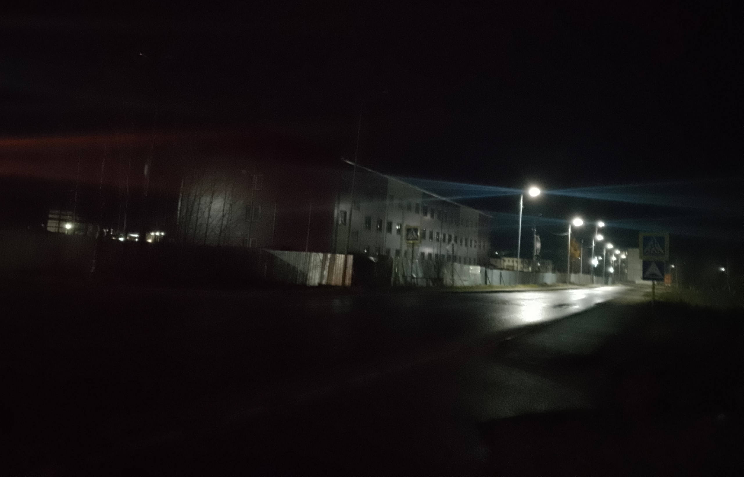 «Ходить невозможно»: в Алакуртти и Североморске дошкольников ведут в детсады во мраке из-за неработающих фонарей