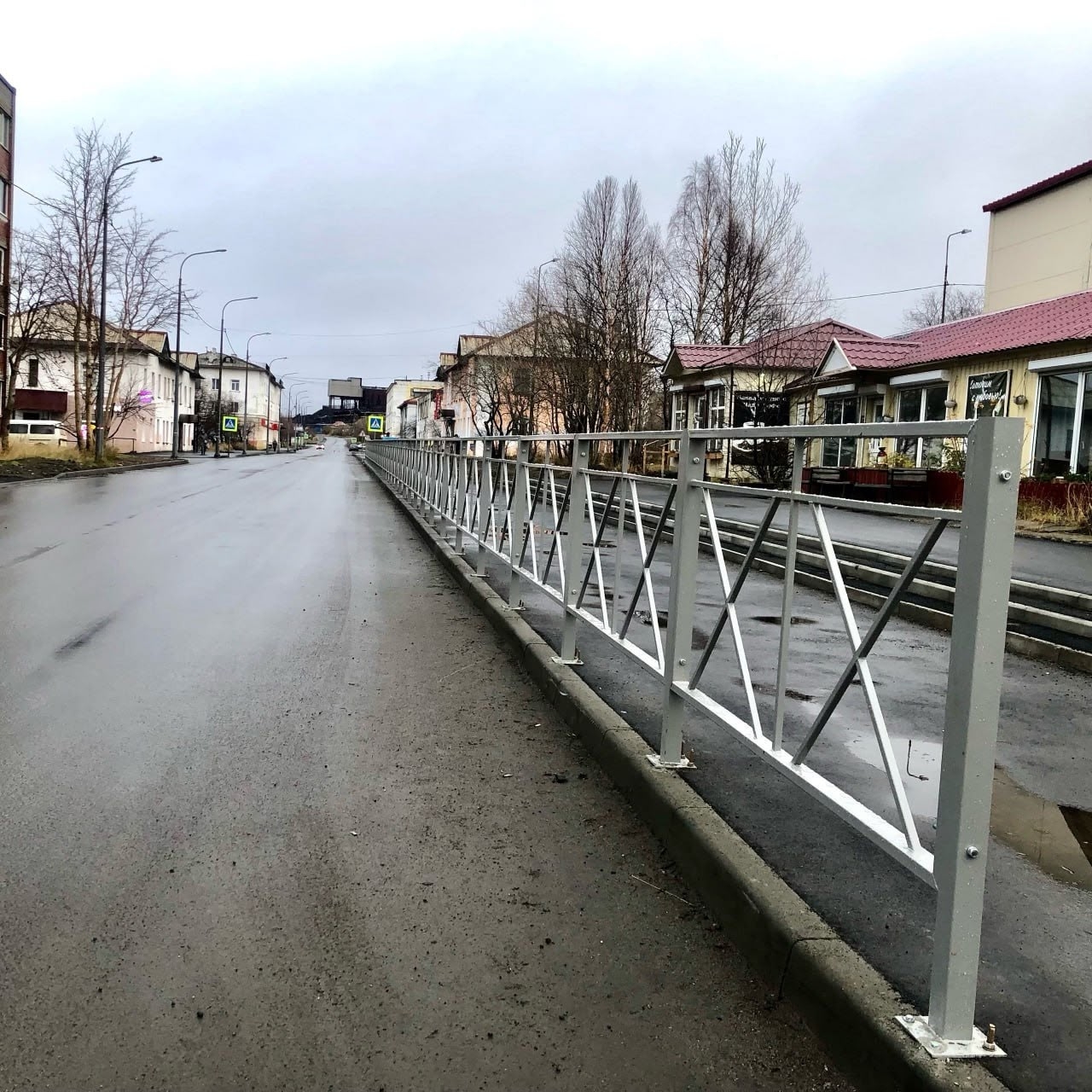 «Зимой эти заборы искорежат»: в Никеле обсуждают установку ограждений вдоль тротуаров