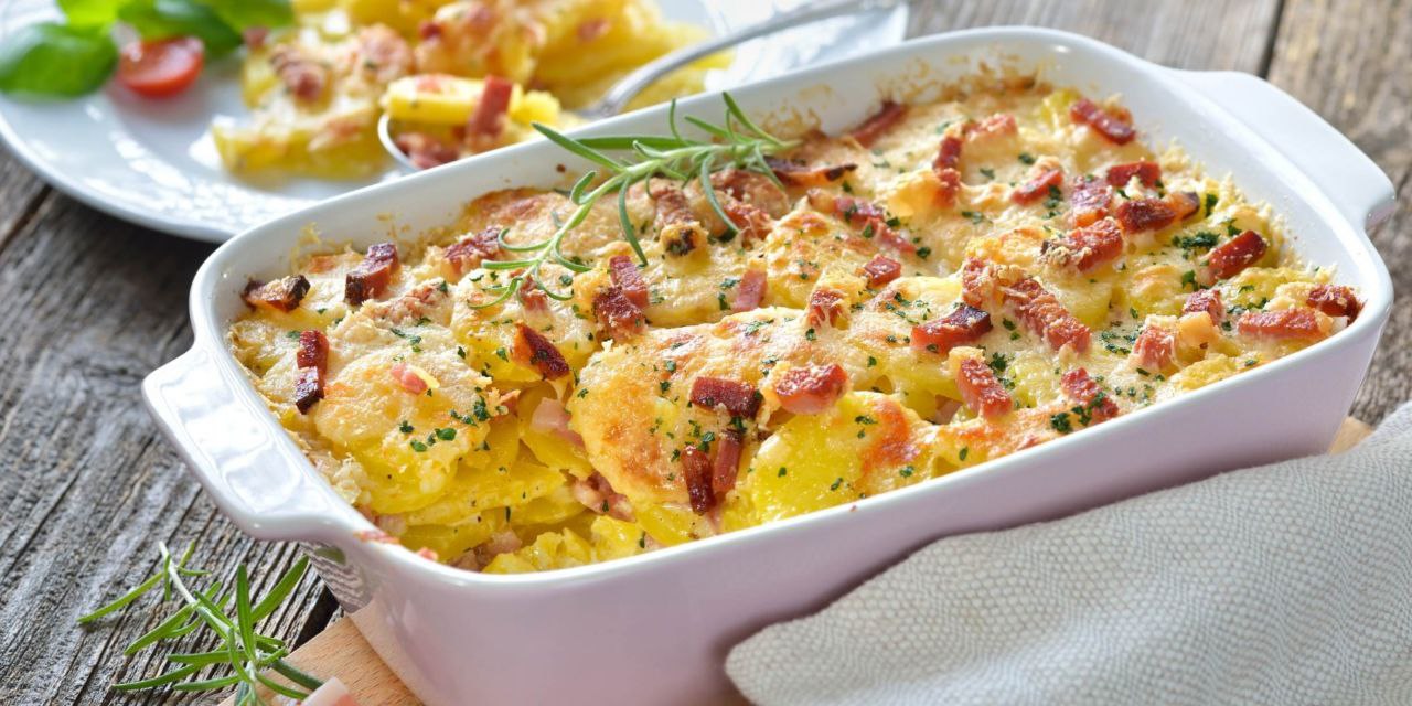 Сытнее пюре и вкуснее простой картошки — готовим запеканку: потребуется всего час у плиты
