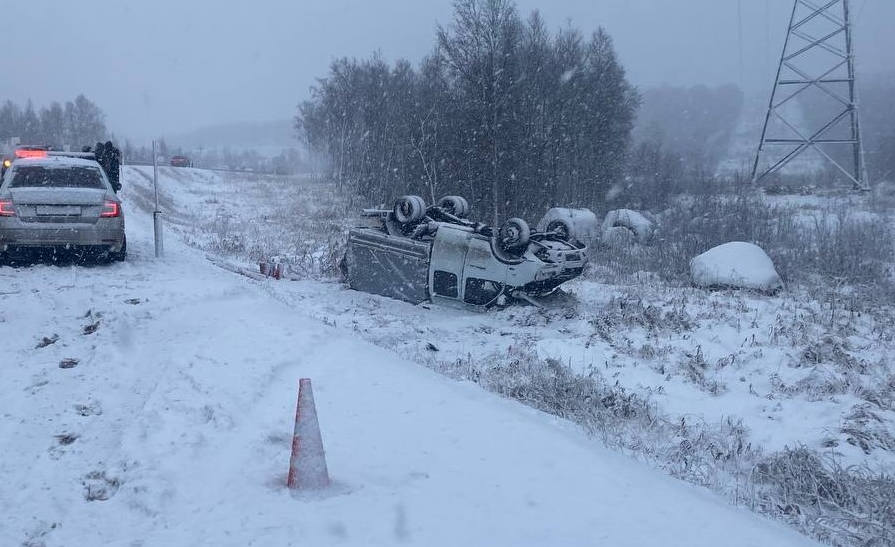 В Заполярье за сутки два автомобиля вылетели с дороги и оказались в кюветах — водители получили травмы