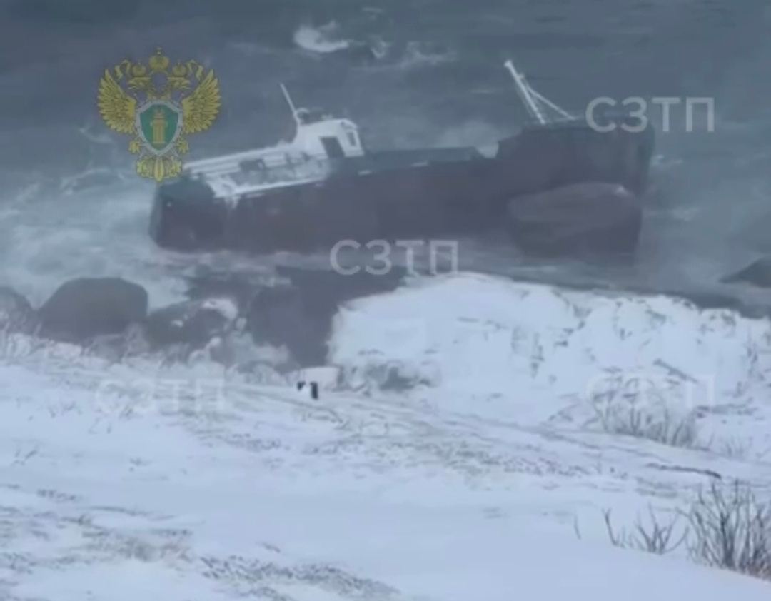 В Териберке не могут найти одно из затонувших во время шторма судов