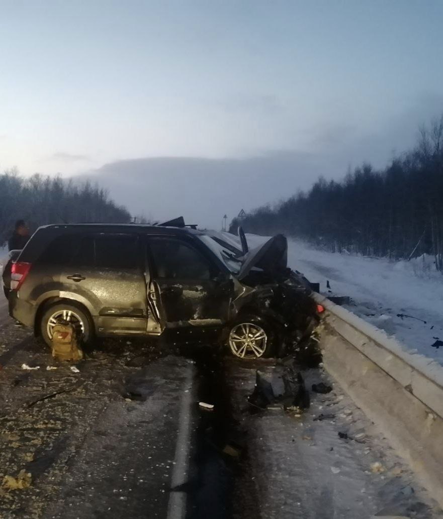 Возле поворота на Полярный в лобовой аварии погибли двое человек, четверо пострадали