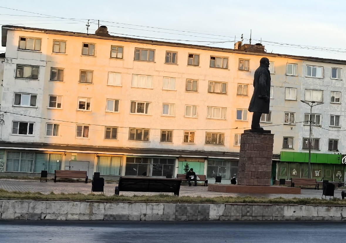 «Ровно через сутки нашла писульки»: в Никеле вандалы изрисовали отмытые стены и окна в подъезде
