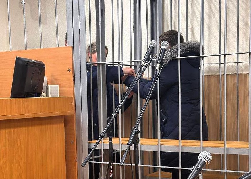 В Апатитах пьяная дочь зарезала мать-пенсионерку — обвиняемую взяли под стражу в зале суда