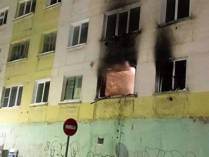 В пятиэтажке Заполярного зияет черная дыра — ночью 27 ноября обгорела квартира