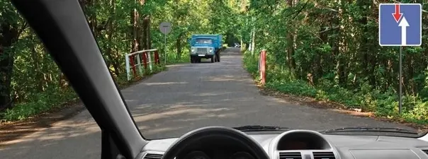 Проезд узких участков: у кого есть преимущество — на экзамене ПДД справится только 7% водителей