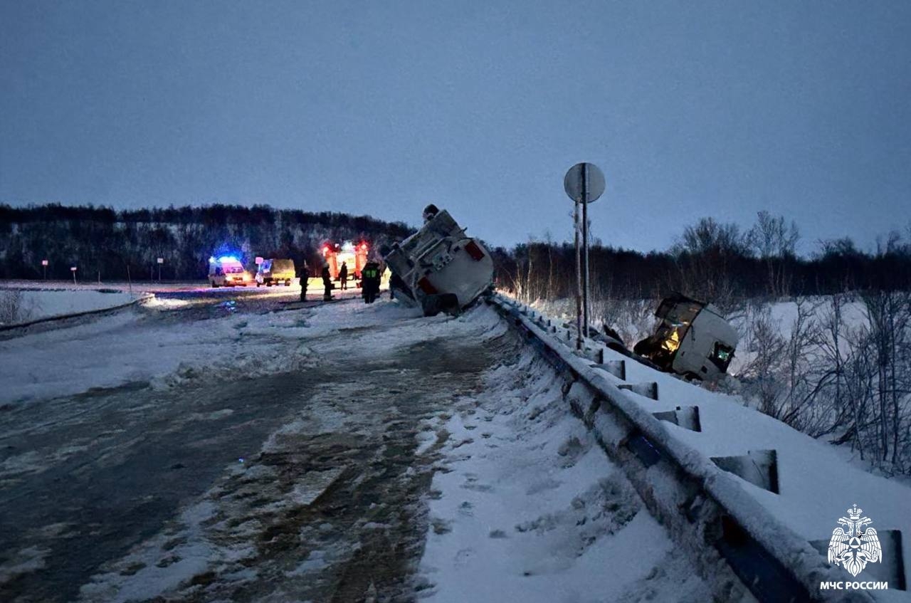 Около Спутника из упавшего бензовоза вылилось 25 тонн АИ-95, возле отворотки на Полярный разбились 5 авто