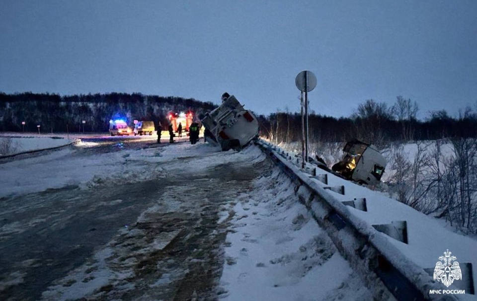 Движение на дороге под Спутником перекрыли для устранения последствий ДТП с бензовозом