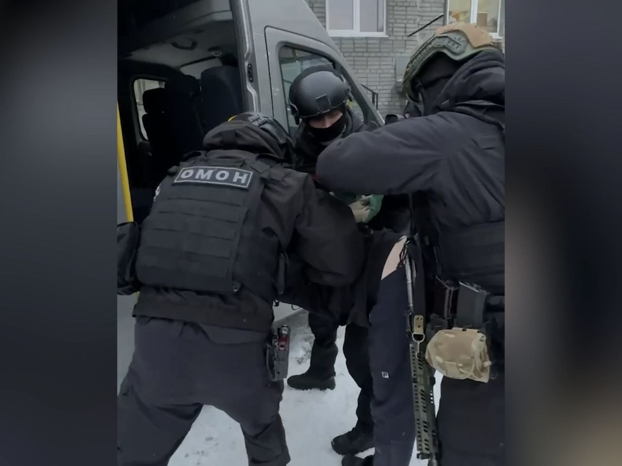 В Апатитах на полицейского напали трое — пришлось открыть огонь
