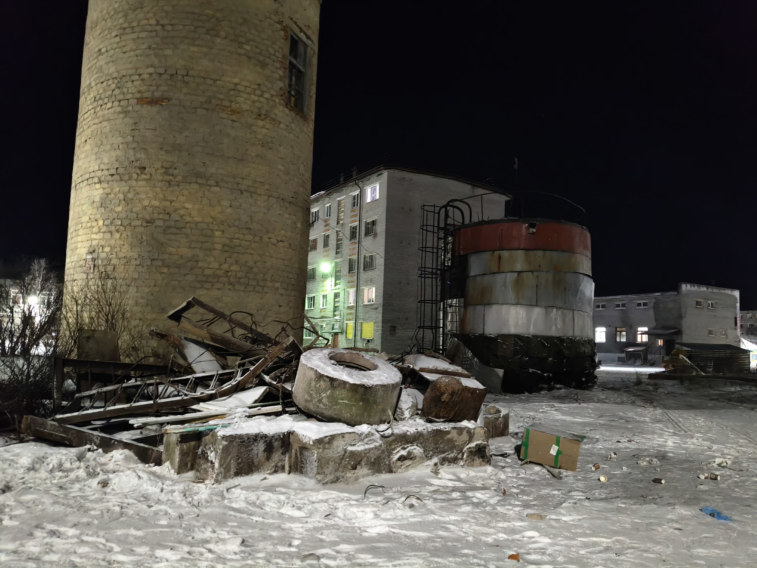 В центре Ловозера после демонтажа башни «забыли» убрать кучу строительного мусора с металлоломом