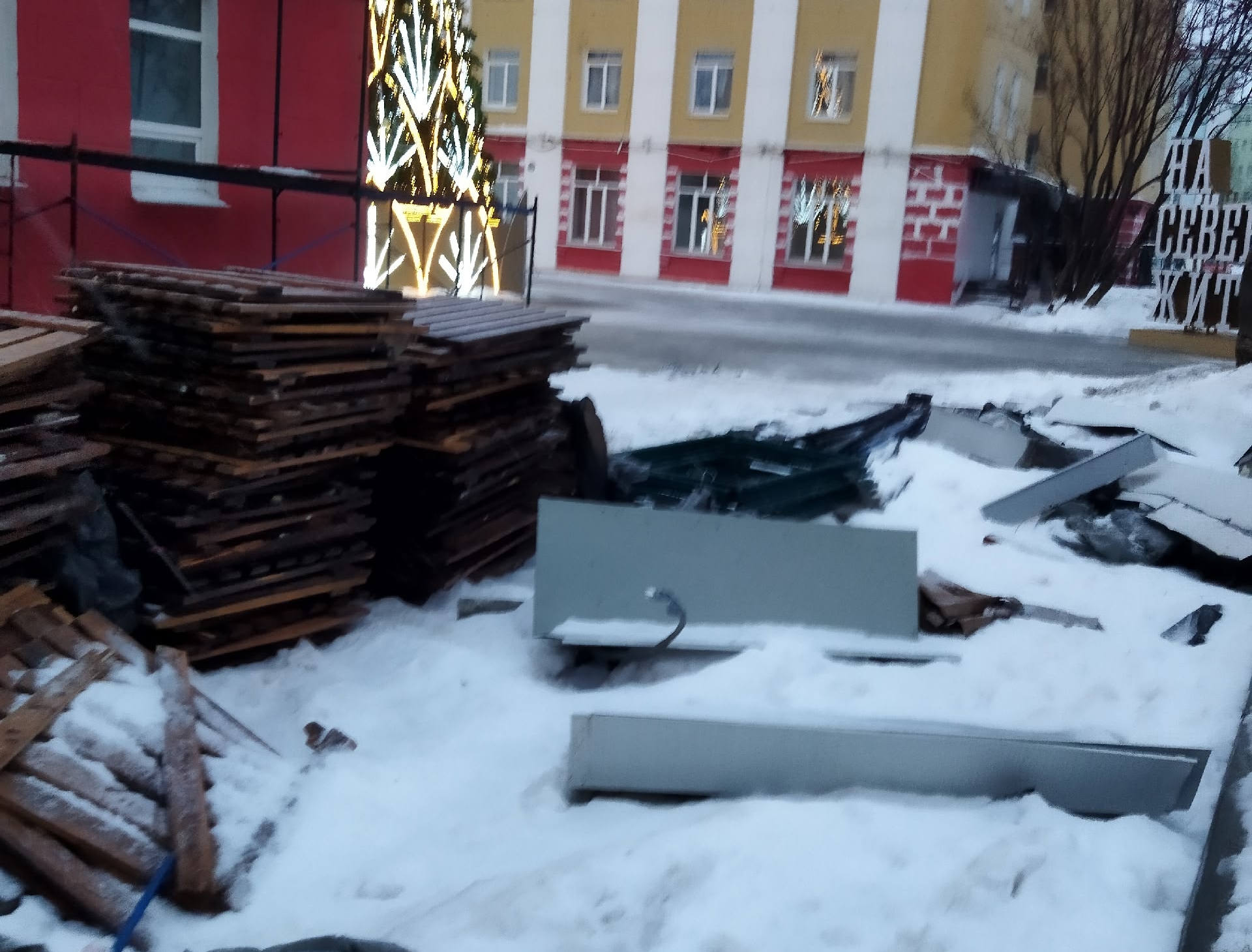 «Хотим красивого Нового года»: в Кировске просят убрать строительные леса у домов, которые все равно не ремонтируют