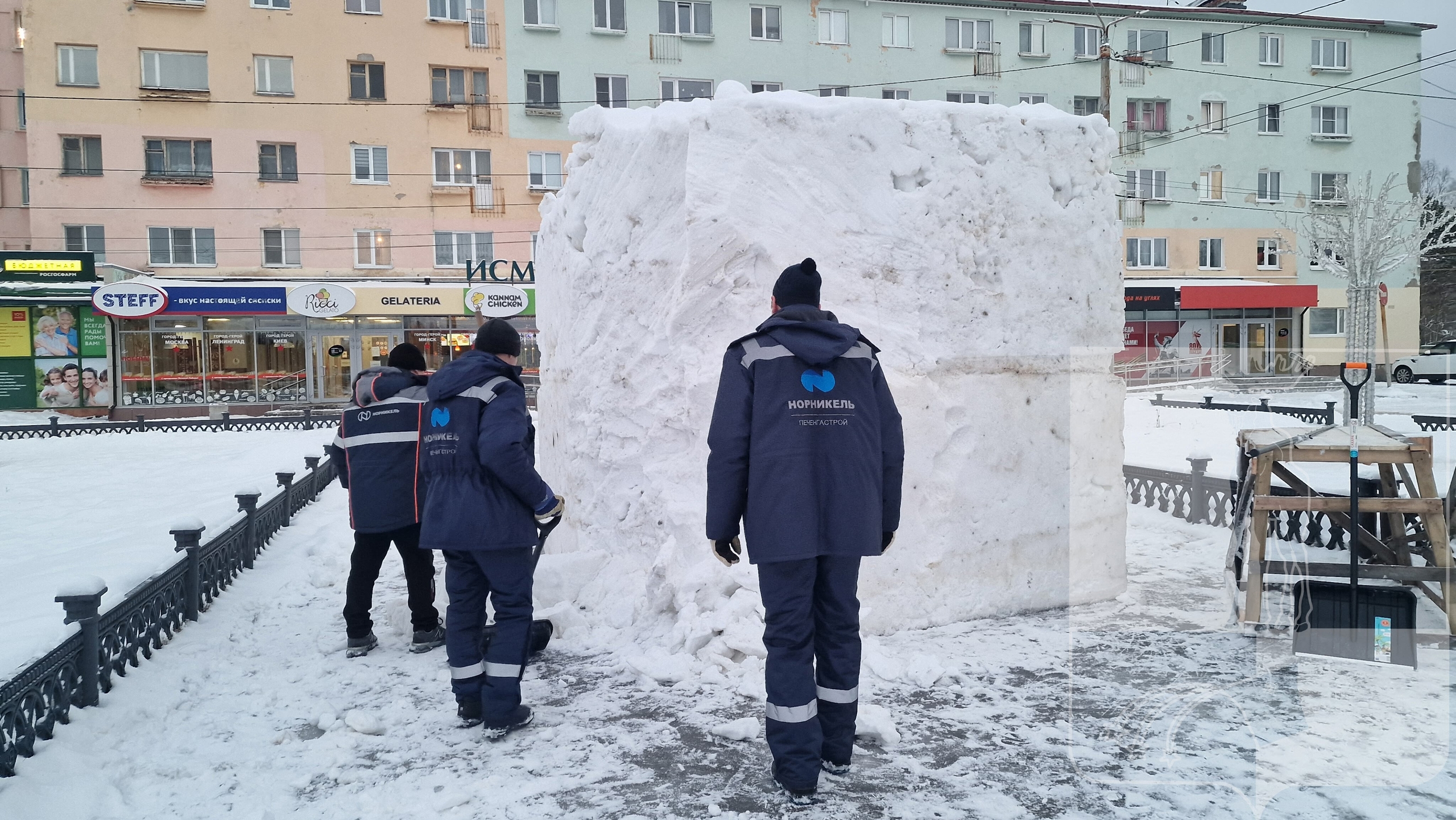 В центре Мончегорска из снежного куба вырезают лошадь — символ 2026 года