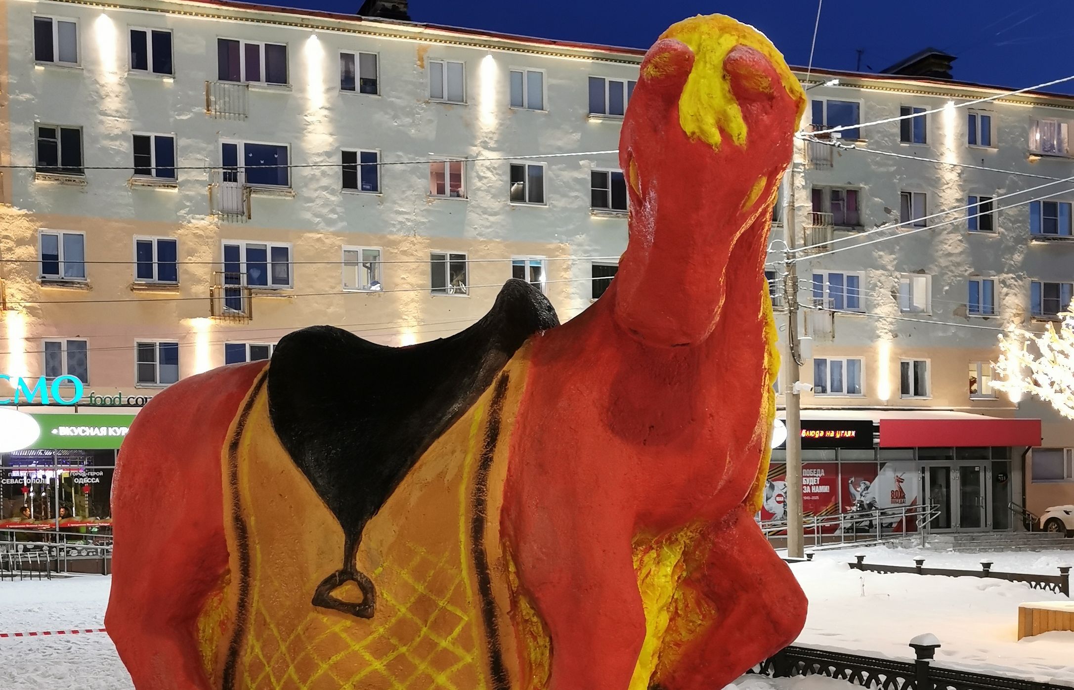 «Найдутся желающие сфотографироваться на лошади и испортят фигуру»: в Мончегорске седло на снежном коне манит прохожих