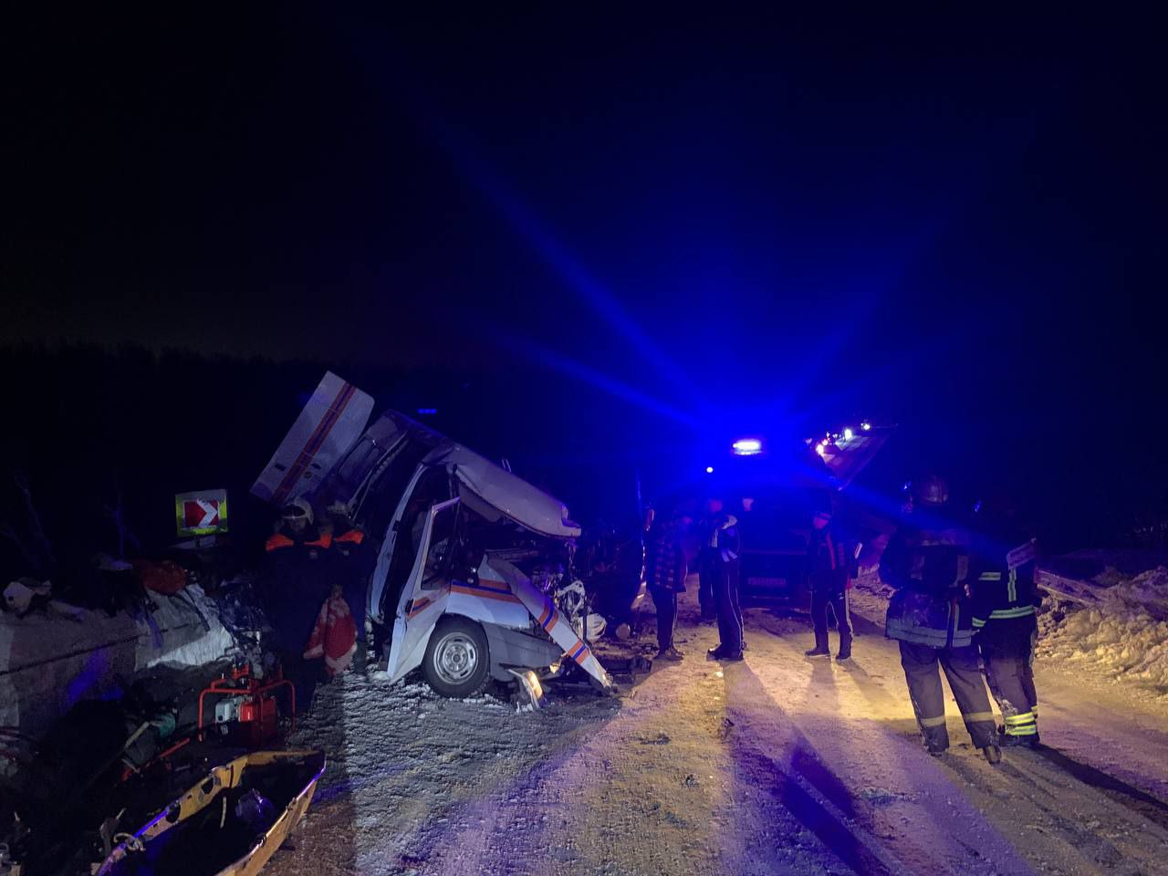Возле Междуречья в массовом ДТП пострадали спасатели — до приезда экстренных служб им бросились помогать очевидцы