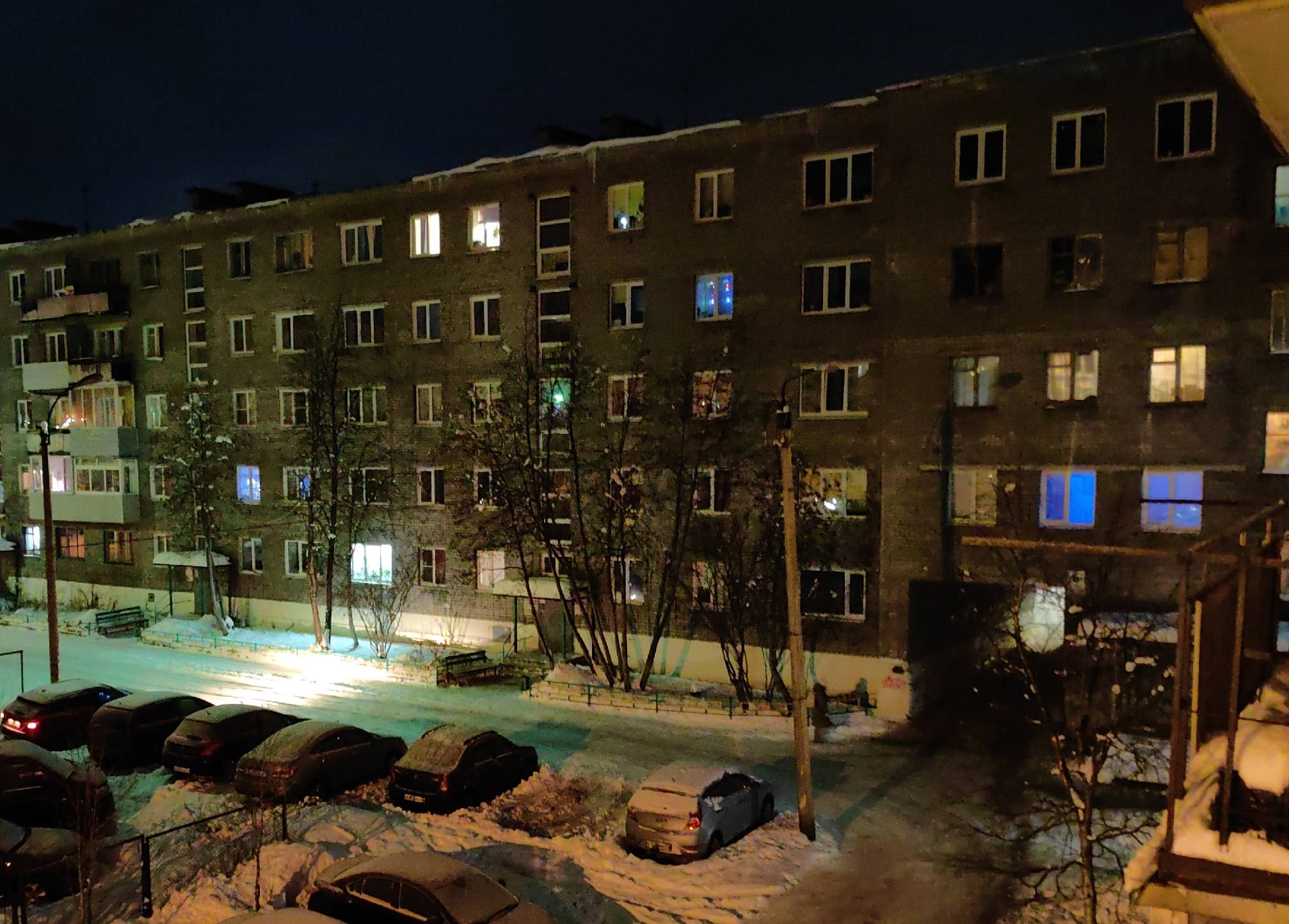 «Блокадница боится выйти» из-за темноты: во дворе Апатитов с сентября не работают фонари