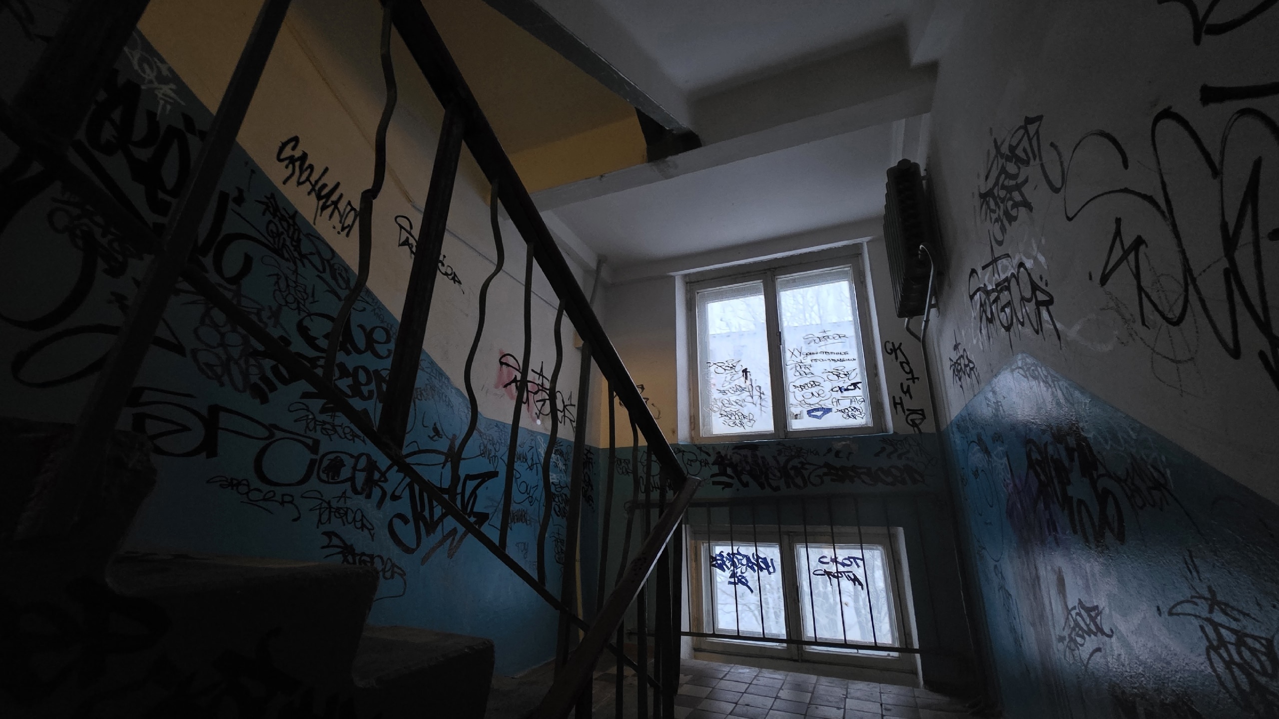 «Два парня, один в шапке-ушанке»: в подъездах домов Никеля орудуют вандалы – хулиганов ищут