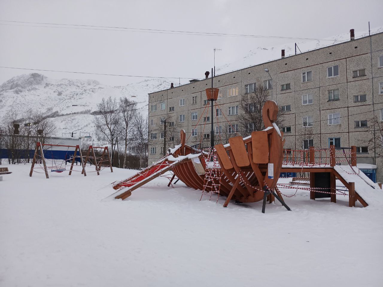 «Где гулять с ребенком?»: в Кукисвумчорре закрыли на ремонт детскую площадку в недавно построенном сквере