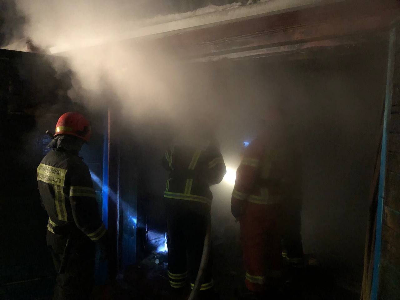 В карьере Соловарака в Коле горящий гараж пожарные тушили 17 часов
