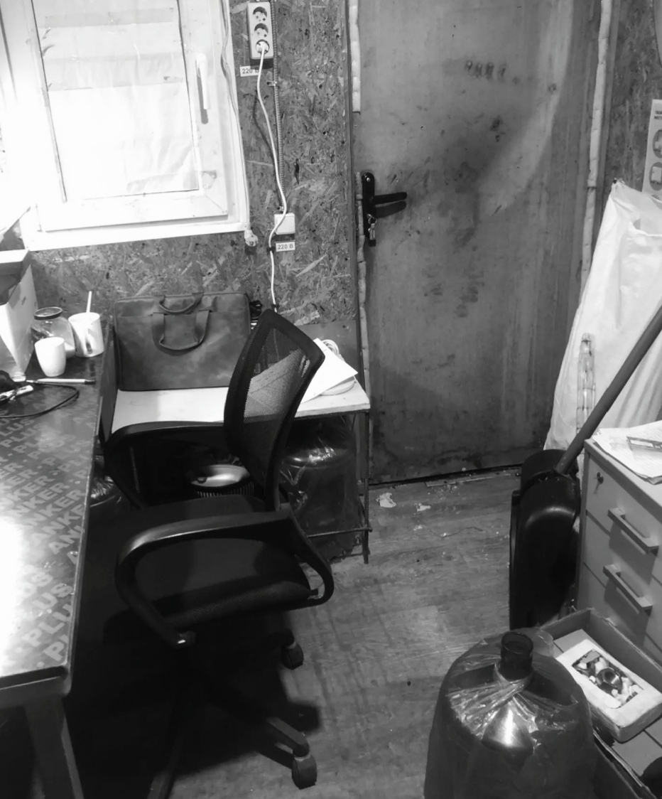 Один получил удар в челюсть, другой — отвертку в ногу: в Кольском округе на работе подрались коллеги