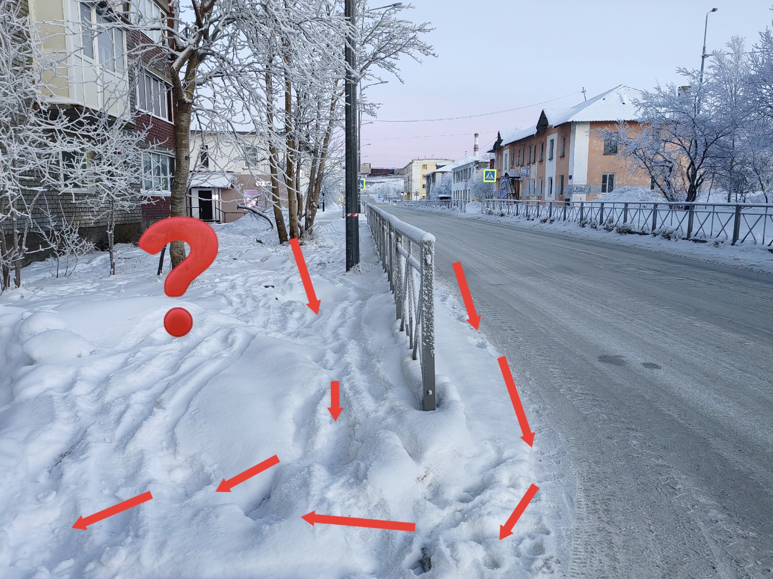 С одной стороны — забор, с другой — гора снега: дорога к Клубу ветеранов в Никеле превратилась в квест