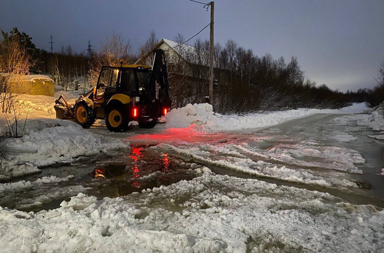 В Коле на Комсомольской горке потекли ручьи — грунтовые воды выдавливает промерзшая земля