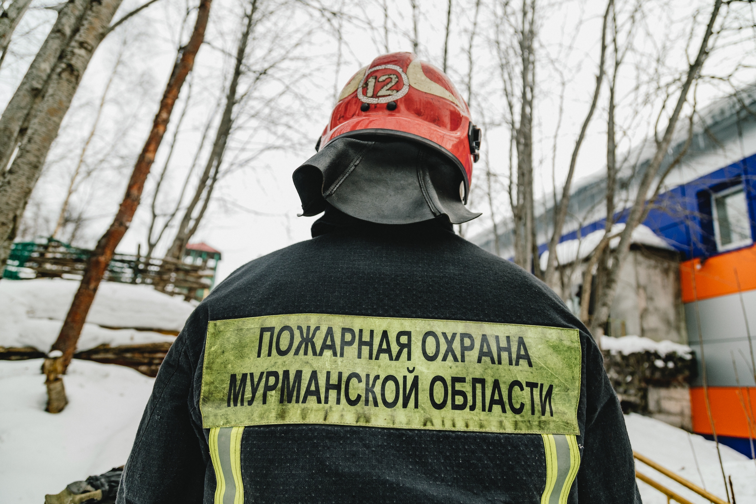 В Умбе при пожаре в квартире погибли два человека, пятерых эвакуировали