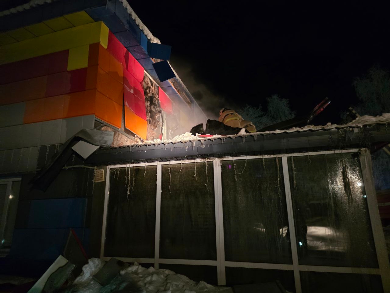 В Алакуртти загорелась гостиница — пожар потушили лишь к утру