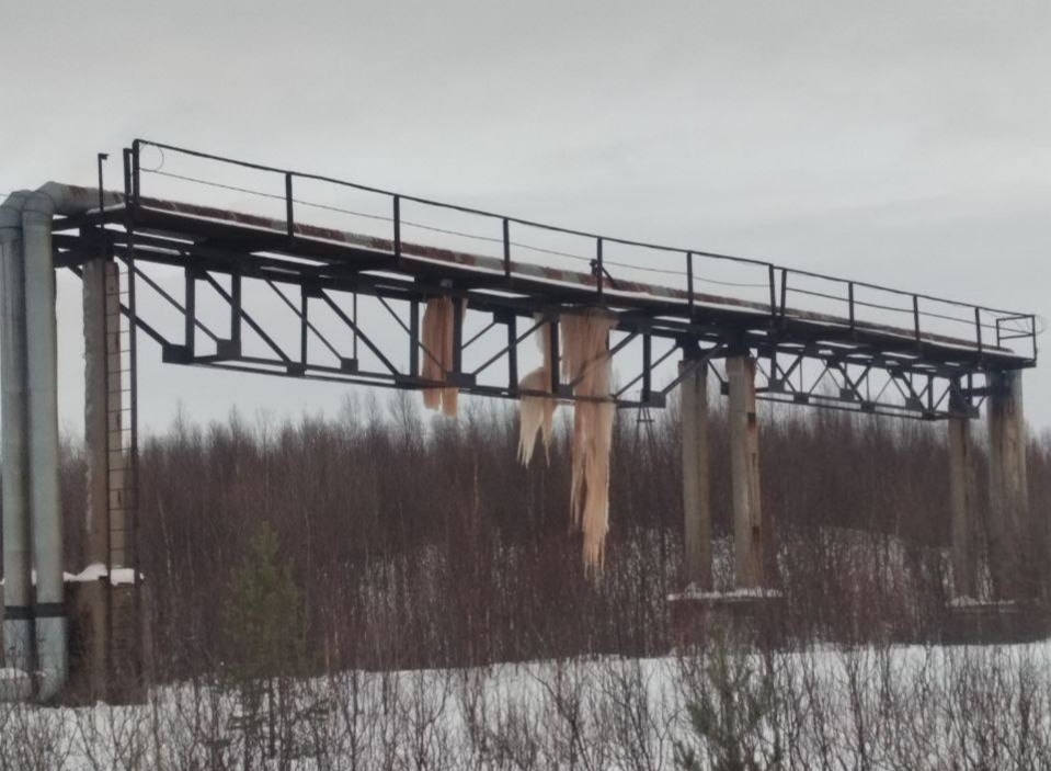 «Выглядит специфично»: на теплопроводе в Сафоново выросли огромные сосульки — северяне