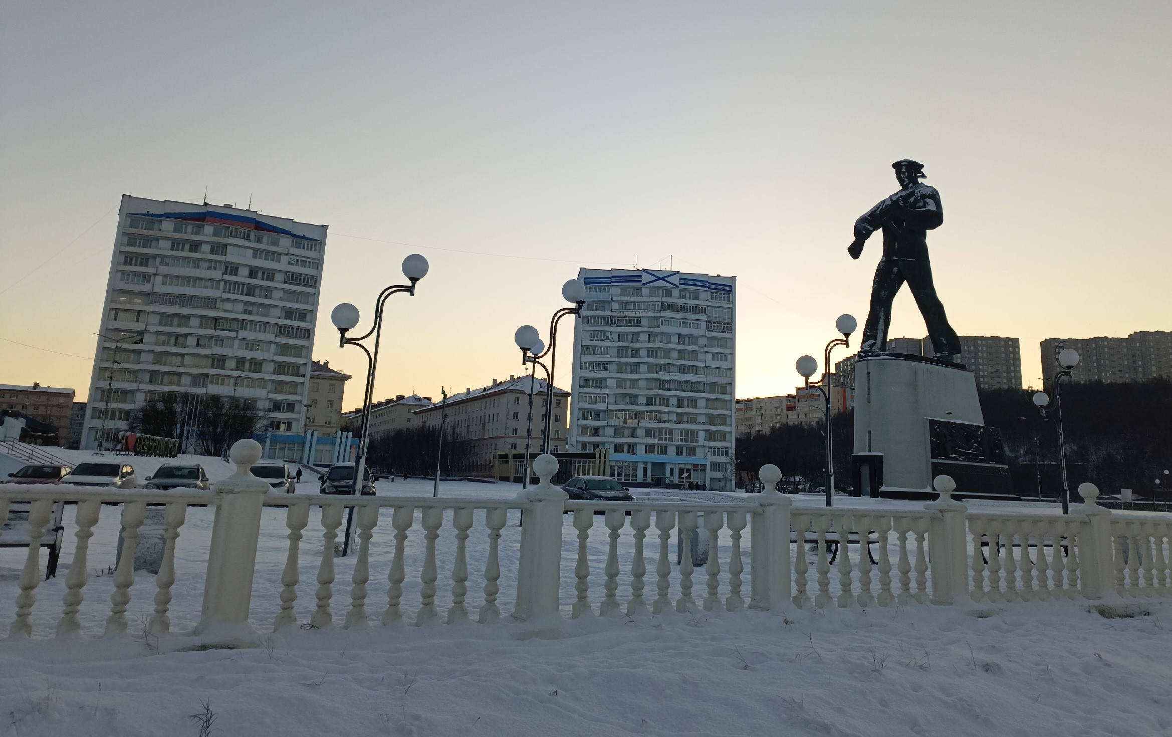 «Авто паркуются практически у мемориала»: в Североморске возмущены стихийной стоянкой у «Алеши»