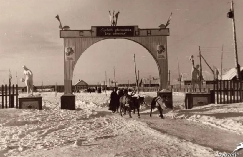 «Даже трибуны были»: жителей Ловозера при входе на стадион в 1960-е встречали статуи и высокая арка