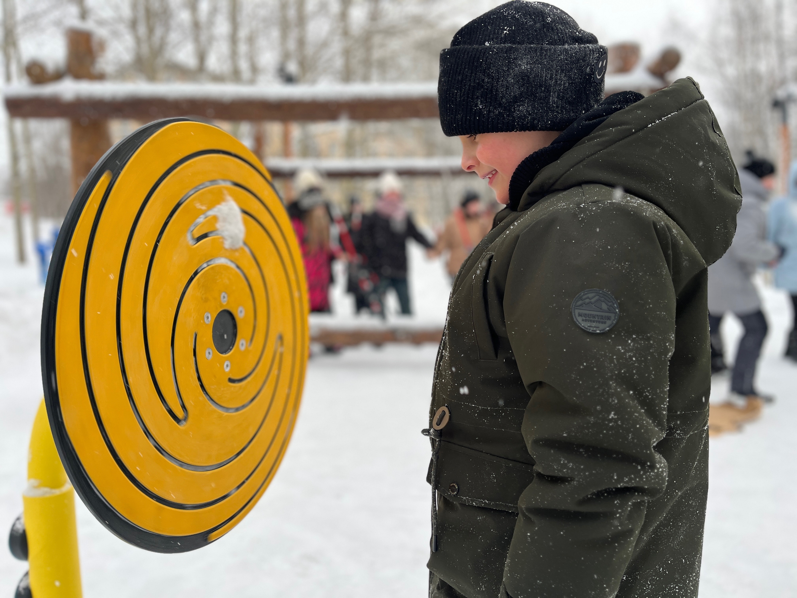 «Глаза не верят»: в Ковдоре на детской площадке появились загадочные оптические иллюзии