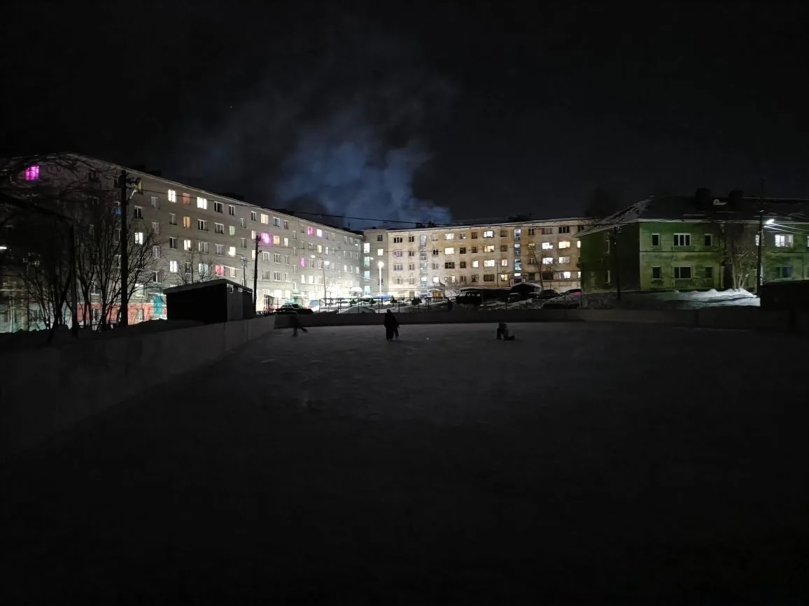 Лёд есть, а света нет: в Кандалакше изменят график работы фонарей на городском катке