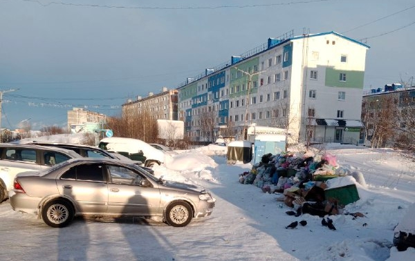 «Лента с шипами» против «ласточек»: в ЗАТО Александровск предложили радикальный способ борьбы с автохамами у помоек