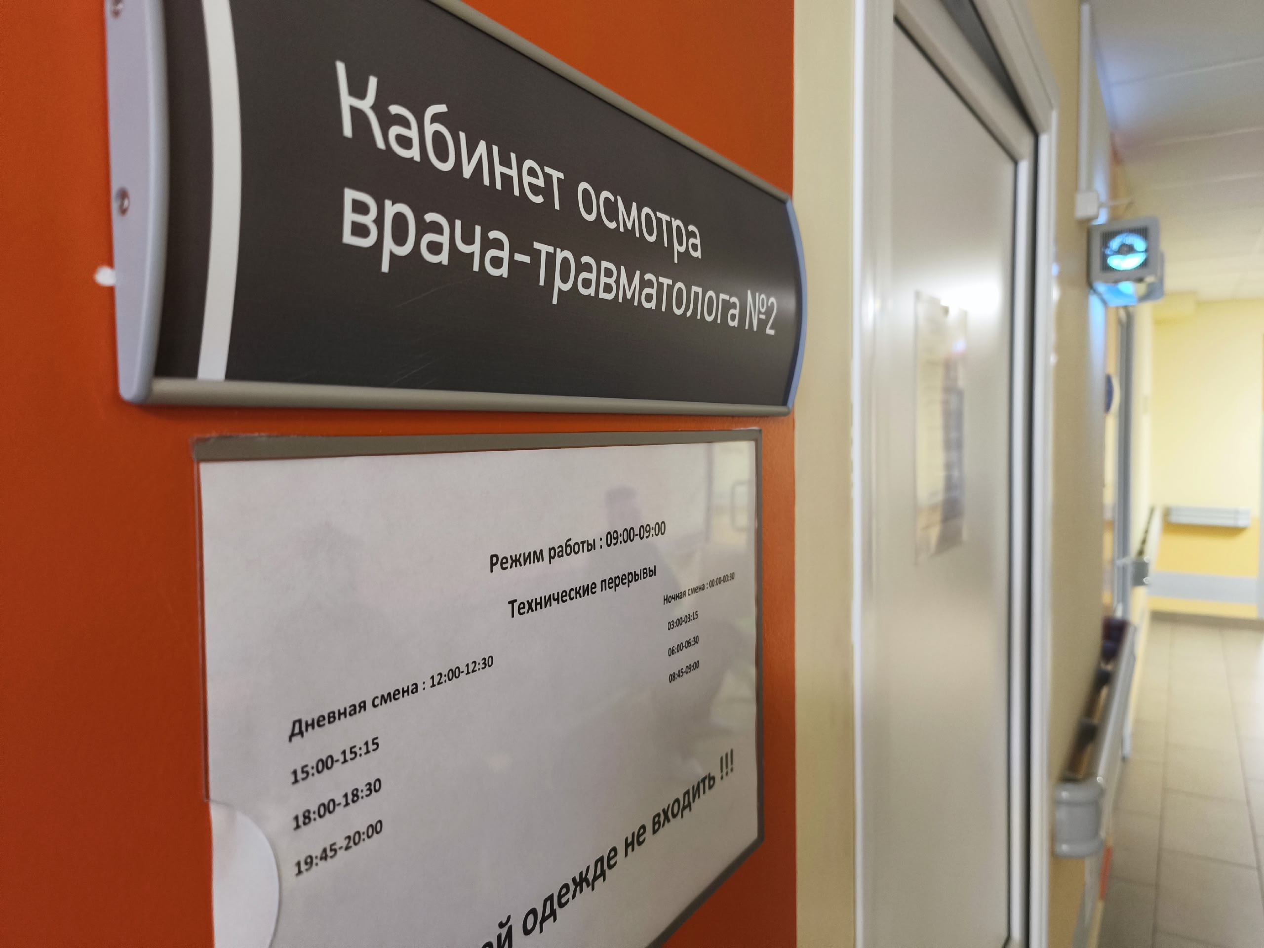 Североморская школа выплатит компенсацию за сломанный палец и разбитую голову ученика
