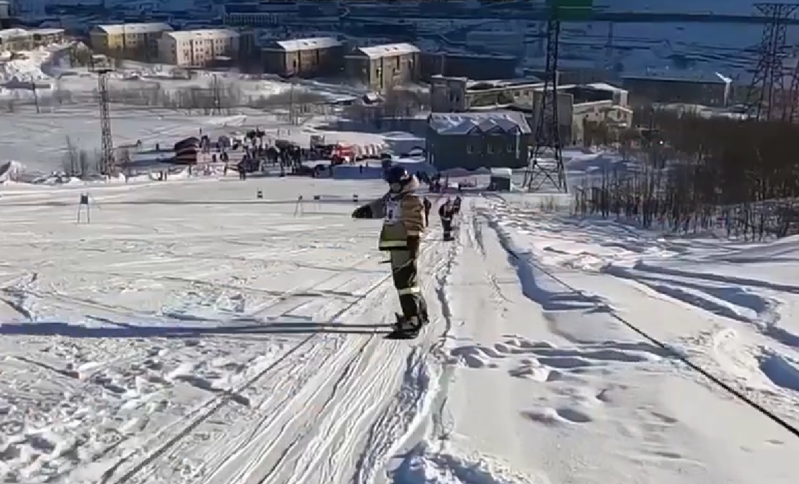 На лыжах в касках и с пожарным рукавом: в Хибинах проходит экстремальный фестиваль памяти Алексея Грачева