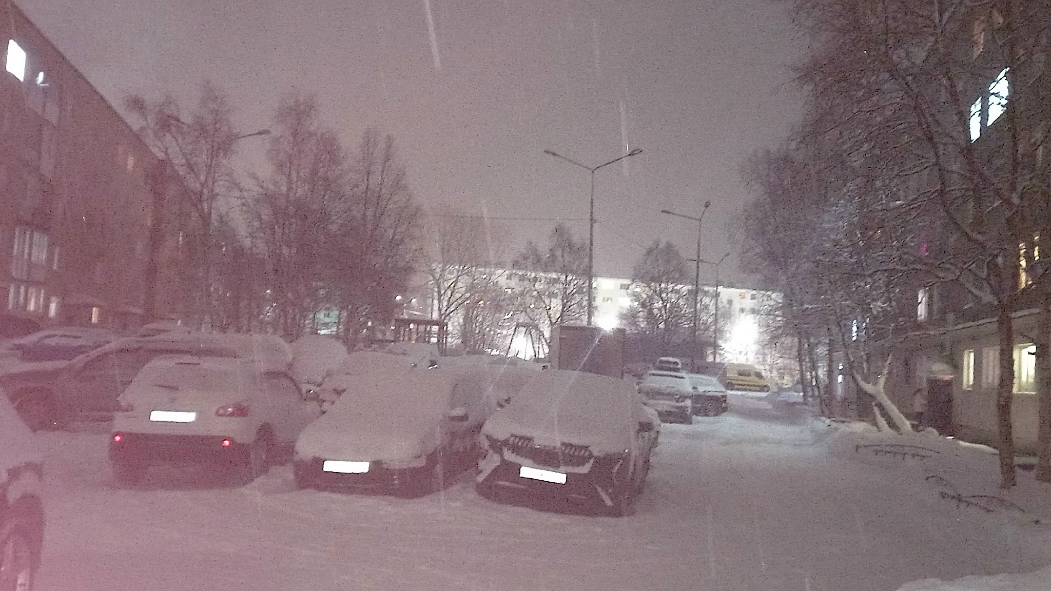 «Хоть глаз коли»: двор по ул. Победы в Коле четвертый день утопает в темноте